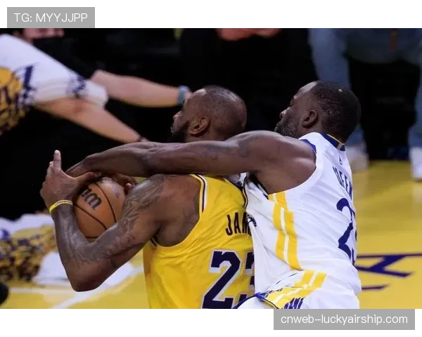 湖人勇士加时激战，詹姆斯与库里末节对飚关键三分